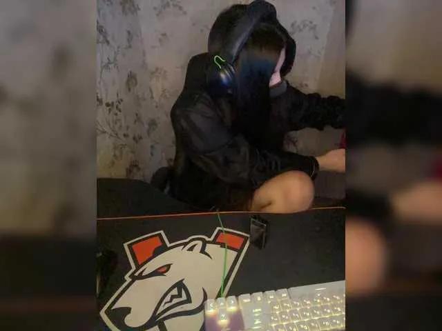 Explore Aloeloea, she wants to masturbate for you aloeloea from BongaCams