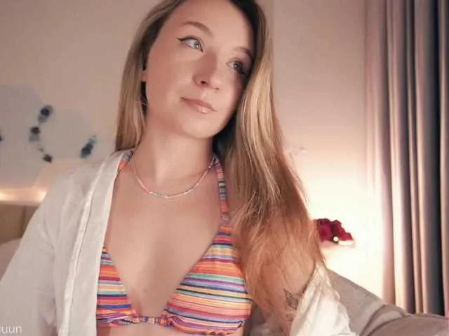 Masturbate to AlytheAmore, she wants to masturbate for you AlytheAmore from BongaCams
