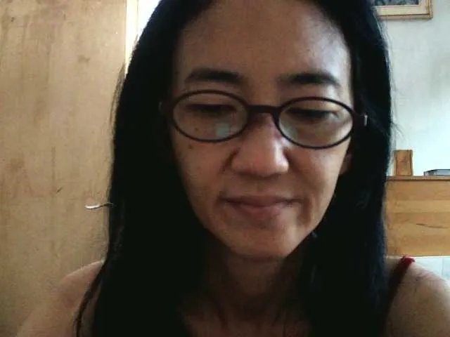 bee077 from BongaCams