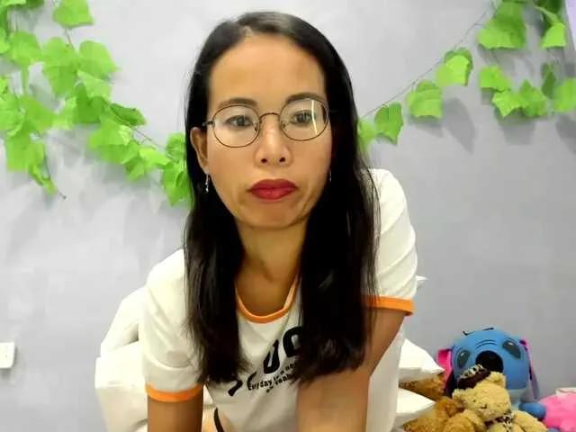 Admire Jennyloveley, she wants to masturbate for you jennyloveley from BongaCams