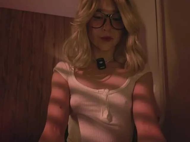 Checkout Maddison, she wants to masturbate for you Maddison from BongaCams