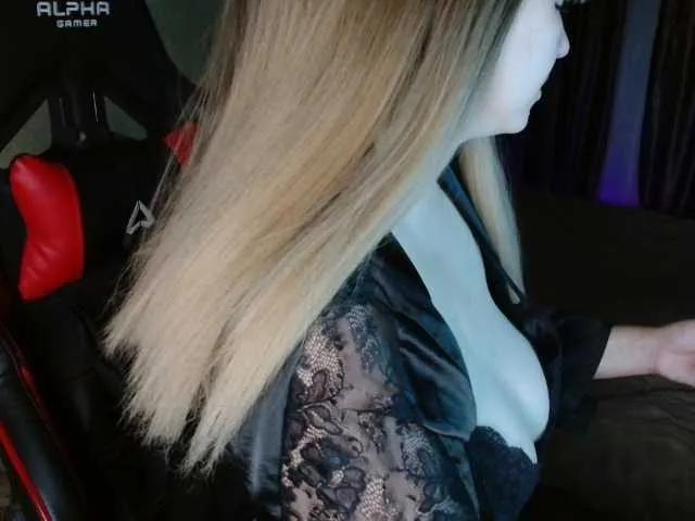 Join MiaLaFoxis, she wants to masturbate for you MiaLaFoxis from BongaCams